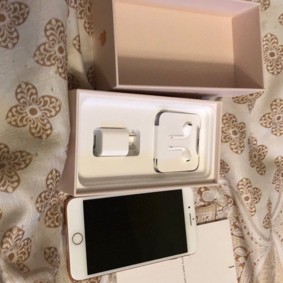 iPhone 8 Plus Gold 64GB - Picture 4 of 7